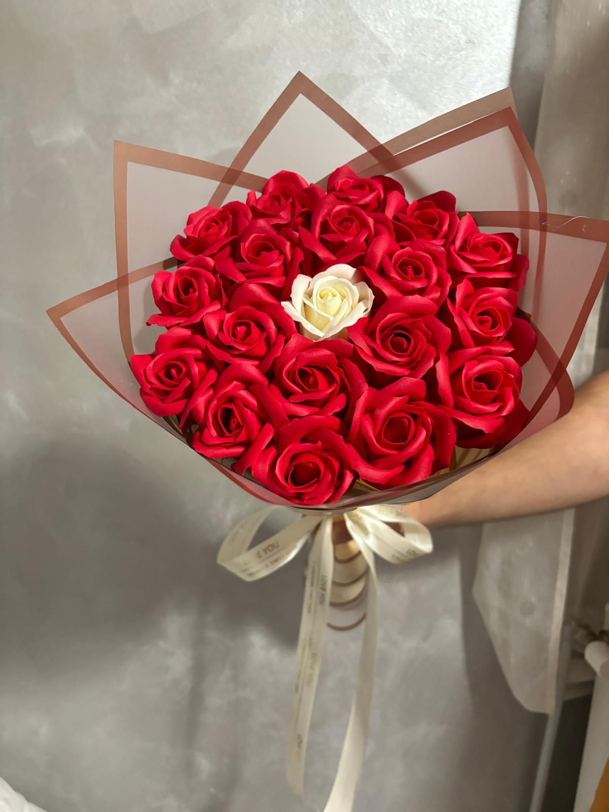 Buchet 19 trandafiri Rubin Alb
