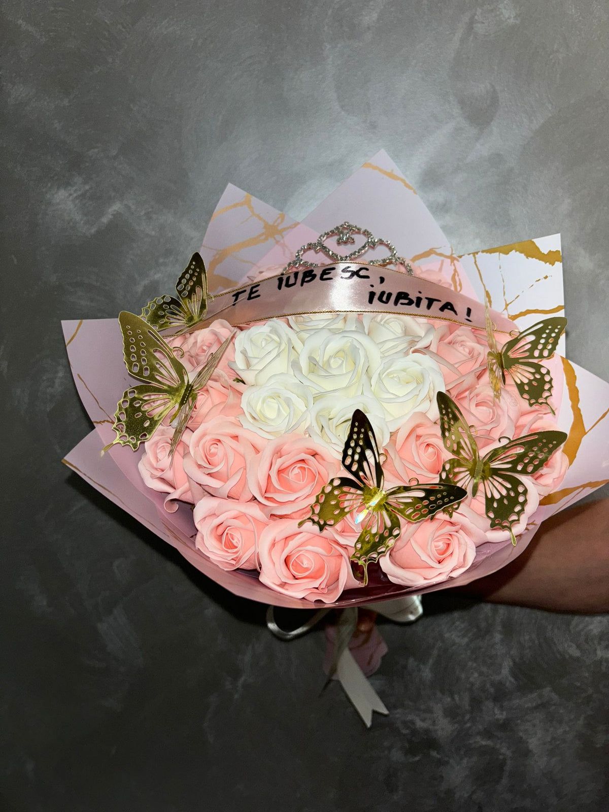 Buchet din 37 Trandafiri Blush Butterfly Mix