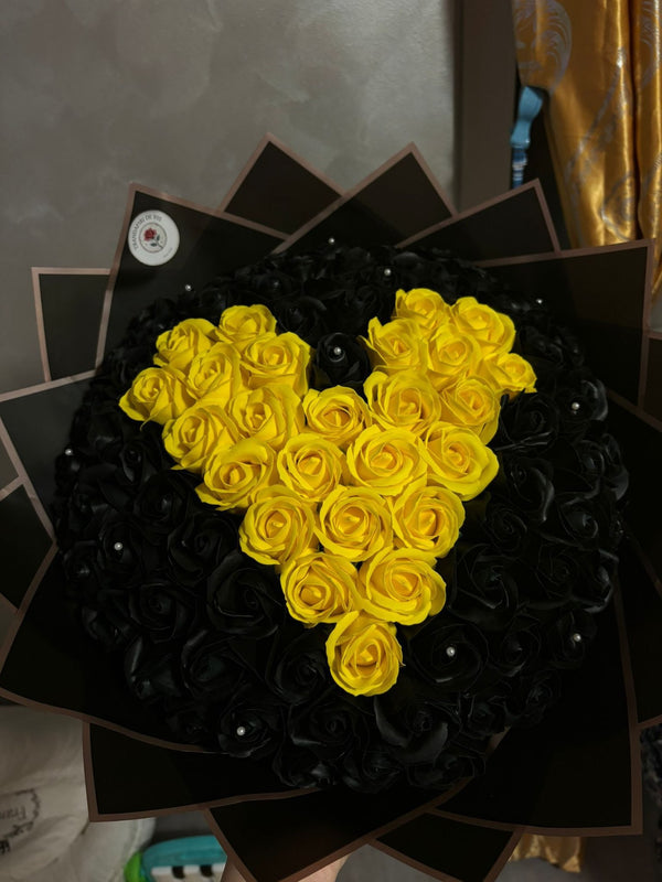 Buchet 101 Black & Yellow Heart