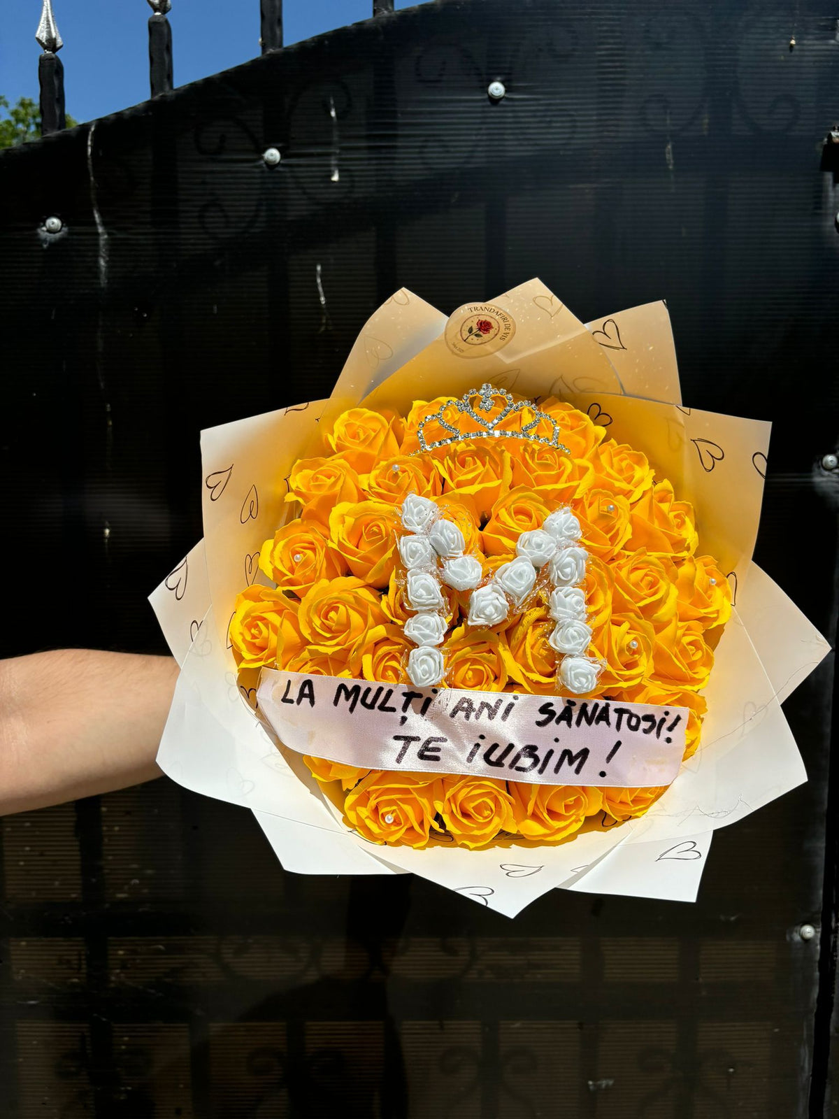 Buchet din 37 Trandafiri Golden Sun