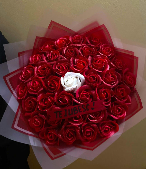 Buchet din 51 Trandafiri Scarlet Pearl