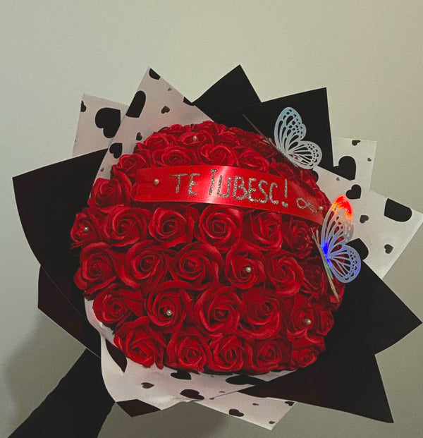 Buchet din 51 Trandafiri Crimson Romance