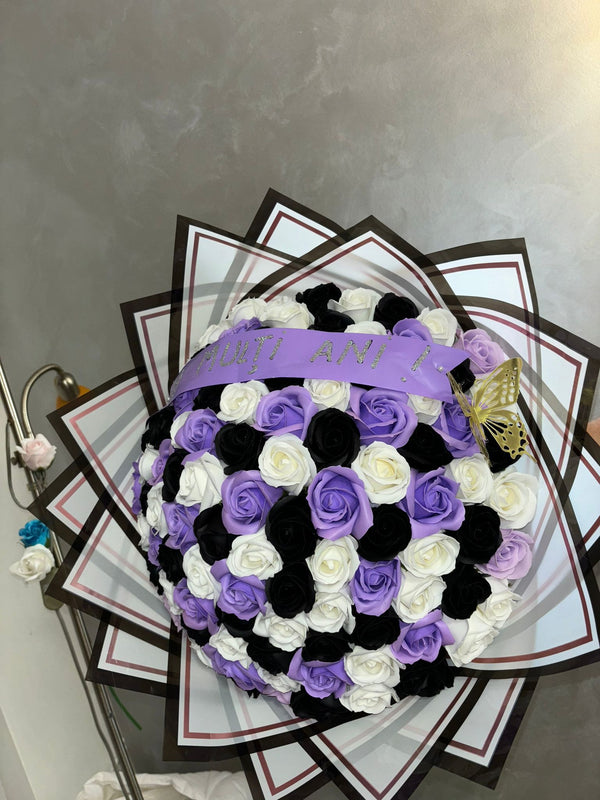 Buchet din 51 Trandafiri Lavender Noir