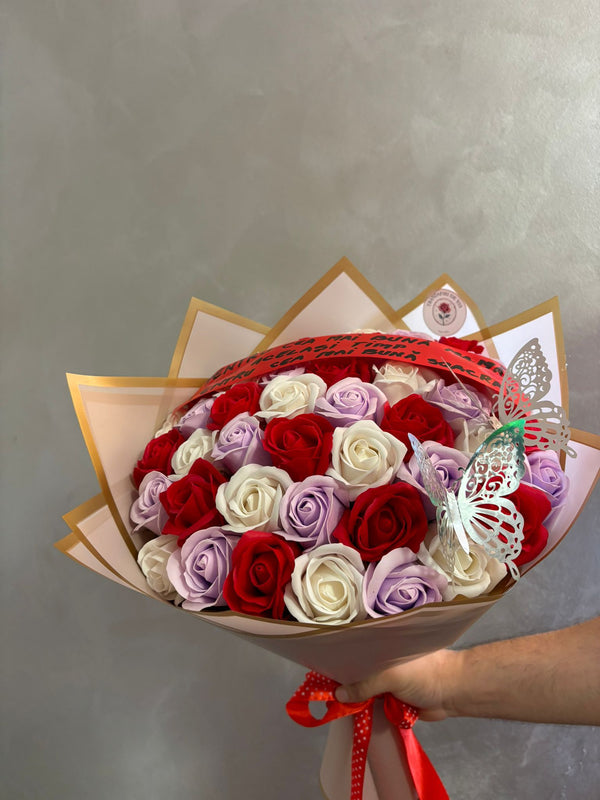 Buchet din 51 Trandafiri Mix Rose Elegance